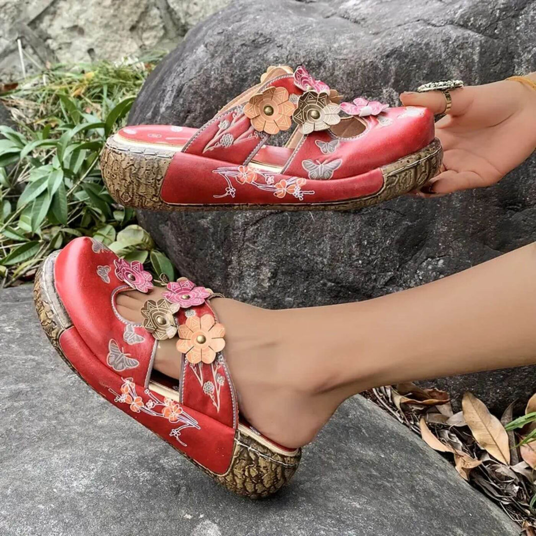 Klara™ – Vintage Rote Blütensandalen