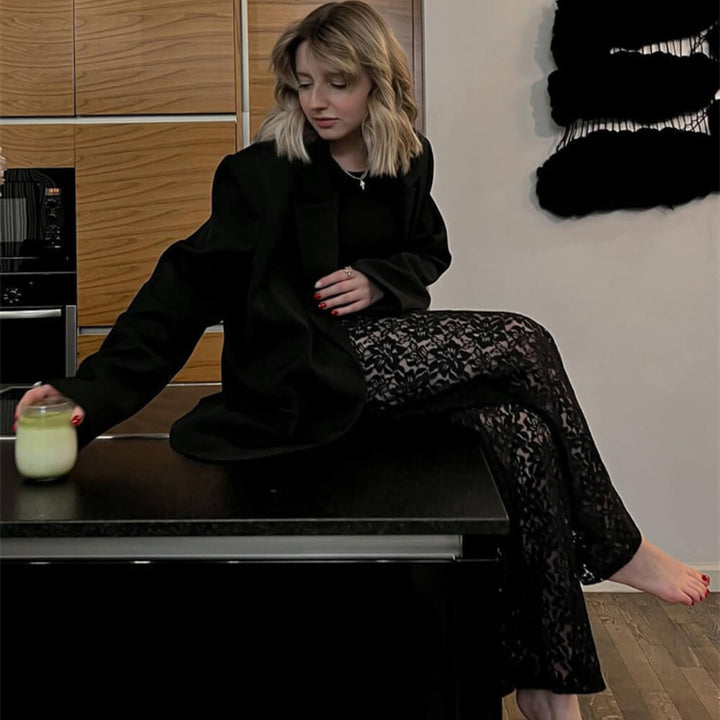 Hochtaillierte Hose mit weitem Bein aus transparenter Spitze