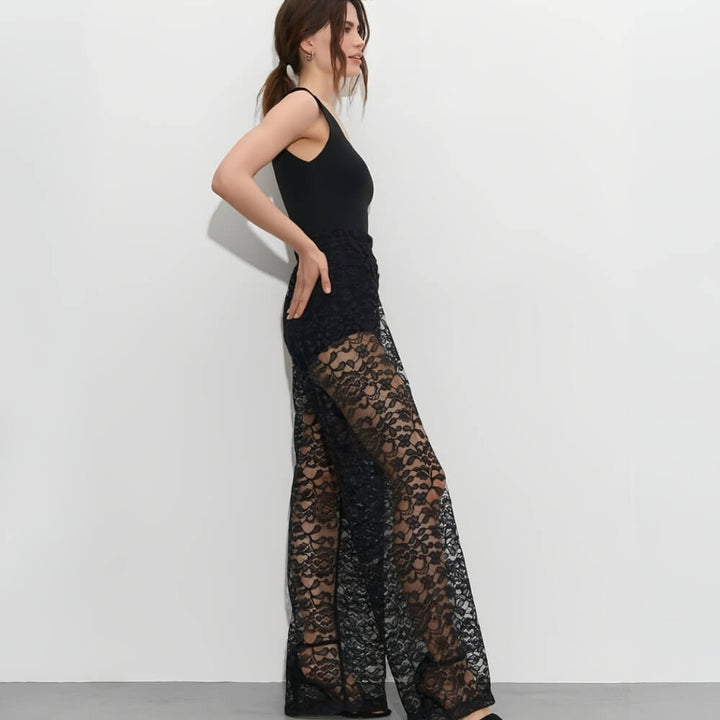 Hochtaillierte Hose mit weitem Bein aus transparenter Spitze