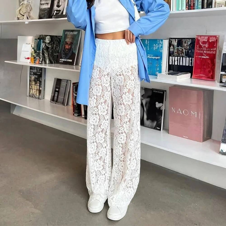 Hochtaillierte Hose mit weitem Bein aus transparenter Spitze